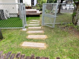 愛犬たちが思いきり駆け回れる、PCフェンス＋人工芝のドッグランリフォーム