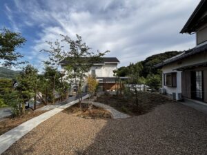 雑草対策!手入れの負担を減らしながら、緑を楽しめるローメンテナンスガーデン。