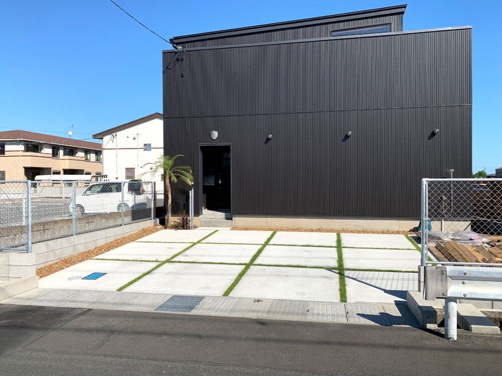 芝目地入りコンクリートとヤシ系植栽を組み合わせたモダンなファサードデザイン