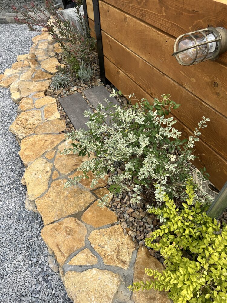 コッツウォルズストーンを使った門まわりデザイン。自然石と植栽を組み合わせたナチュラル外構。