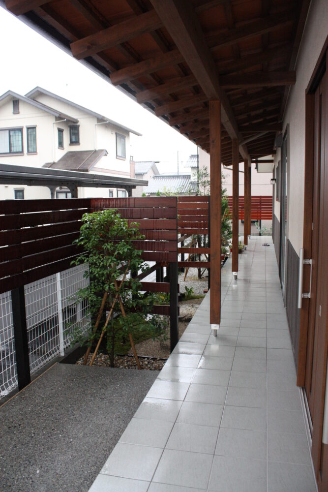 視線を呼び込む板塀