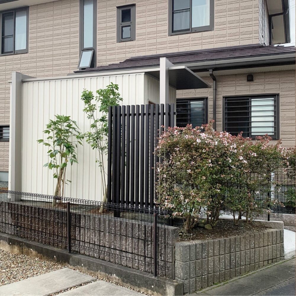 ブラックフェンスと調和した住宅一体型のモダン物置