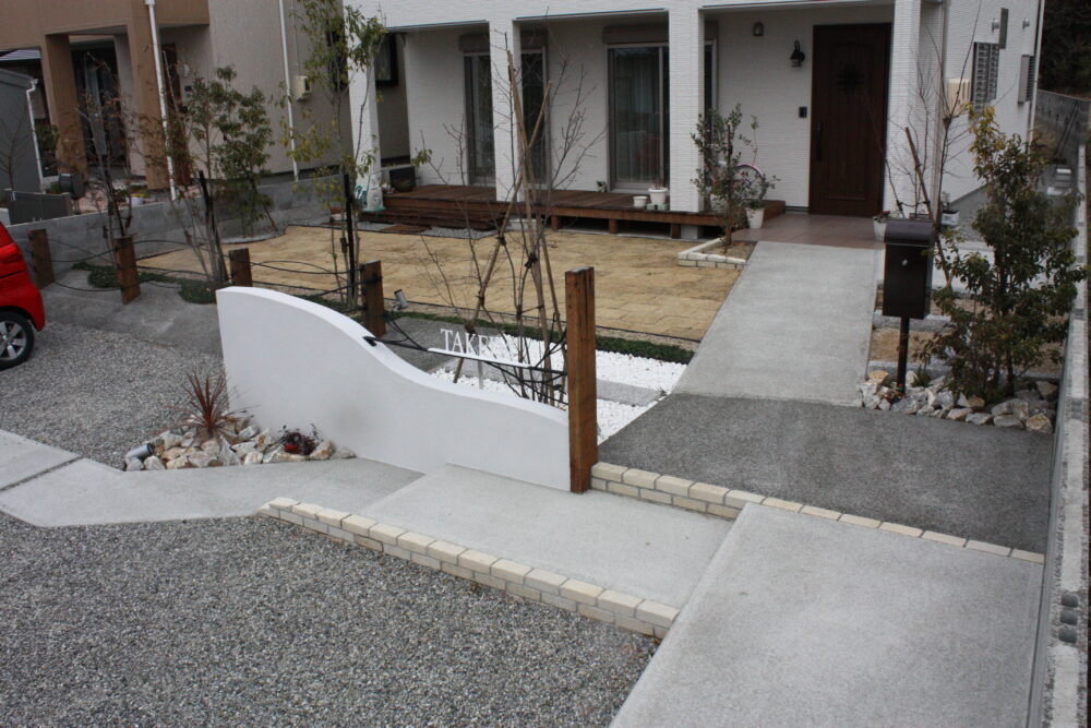 コンクリートと自然石のアプローチ
