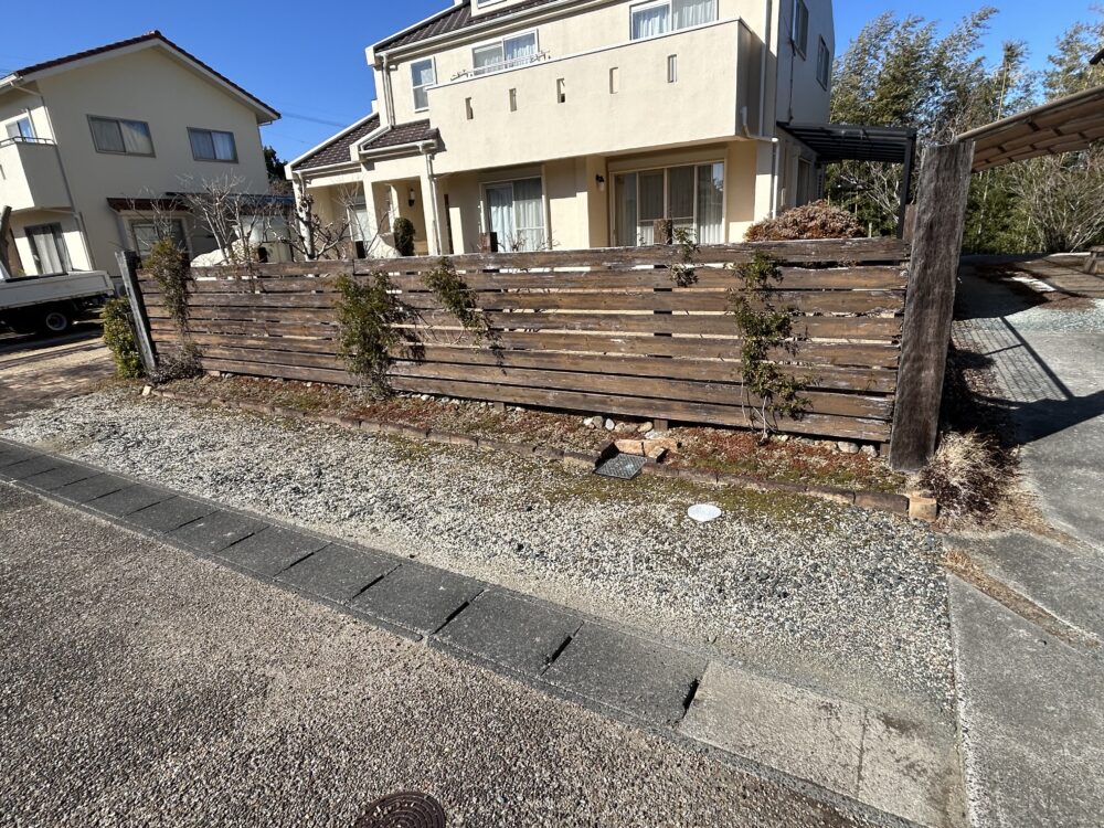 経年劣化した木製フェンスと枕木の施工前外構写真