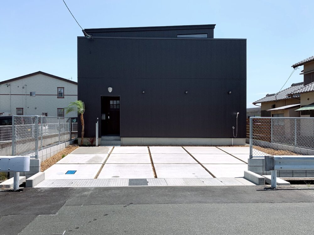 黒いガルバリウム住宅に合わせたミニマルデザインの外構全景と植栽計画