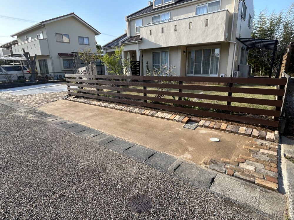 高さと板間隔を調整したナチュラルなウッドフェンスリフォーム事例
