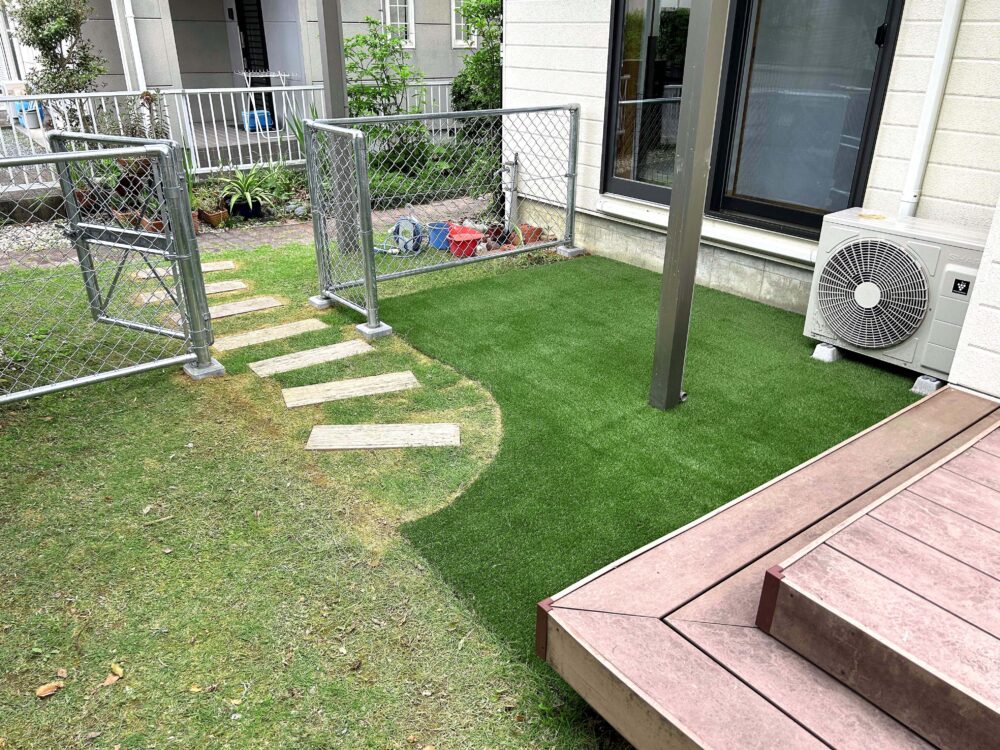 大型犬が遊べる人工芝とウッドデッキ付きドッグラン完成風景